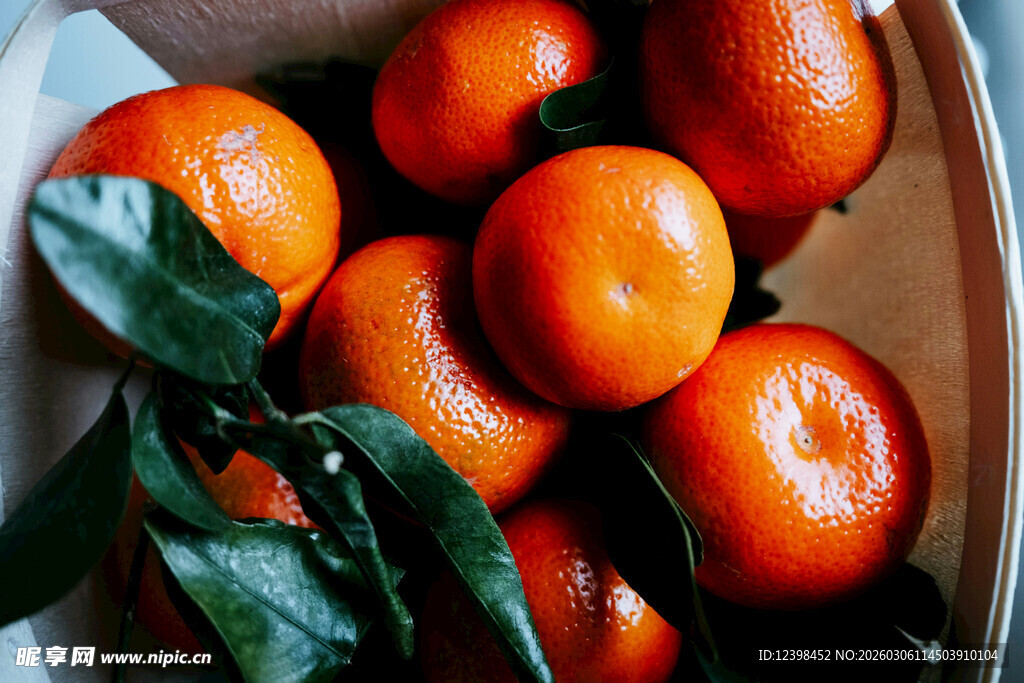 新鲜带叶橘子满满一筐