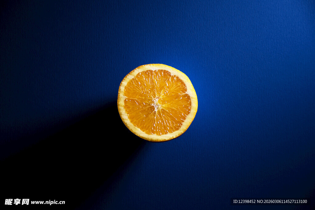 蓝色背景上的半片橙子