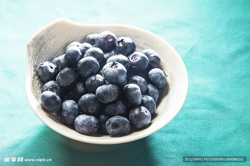 碗中饱满新鲜的蓝莓