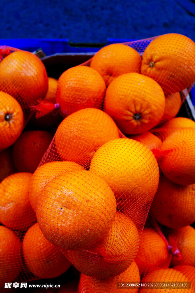 新鲜饱满的橙色柑橘