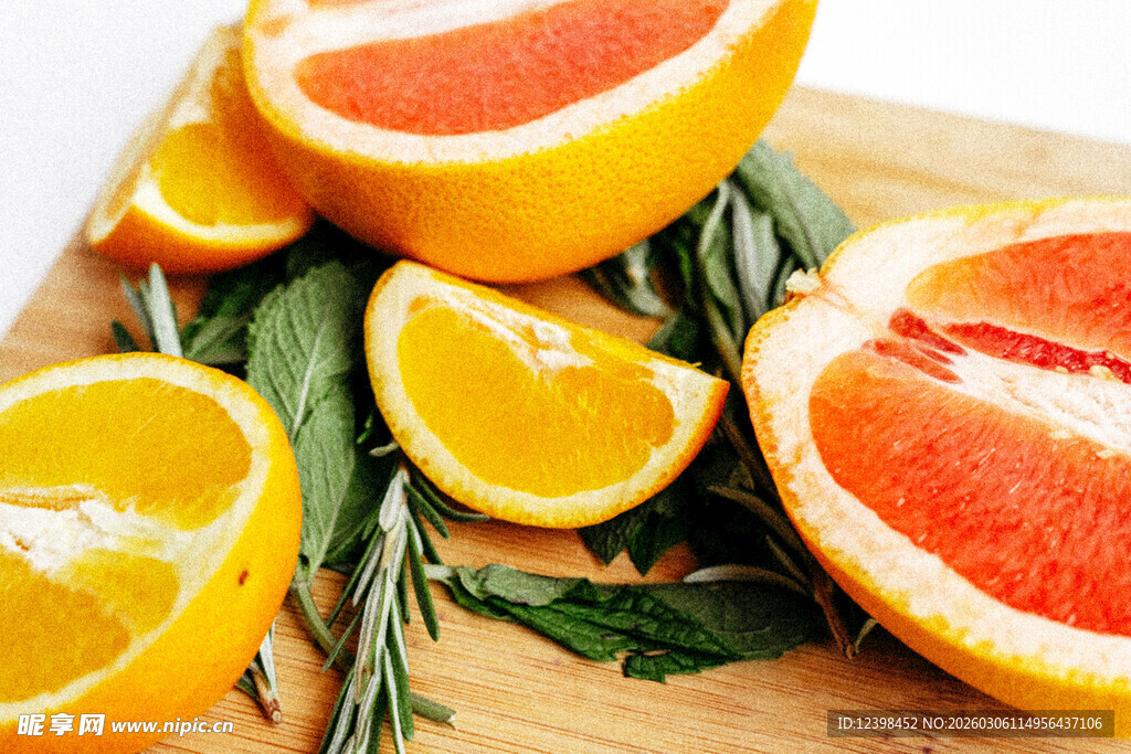 新鲜柑橘切片配迷迭香