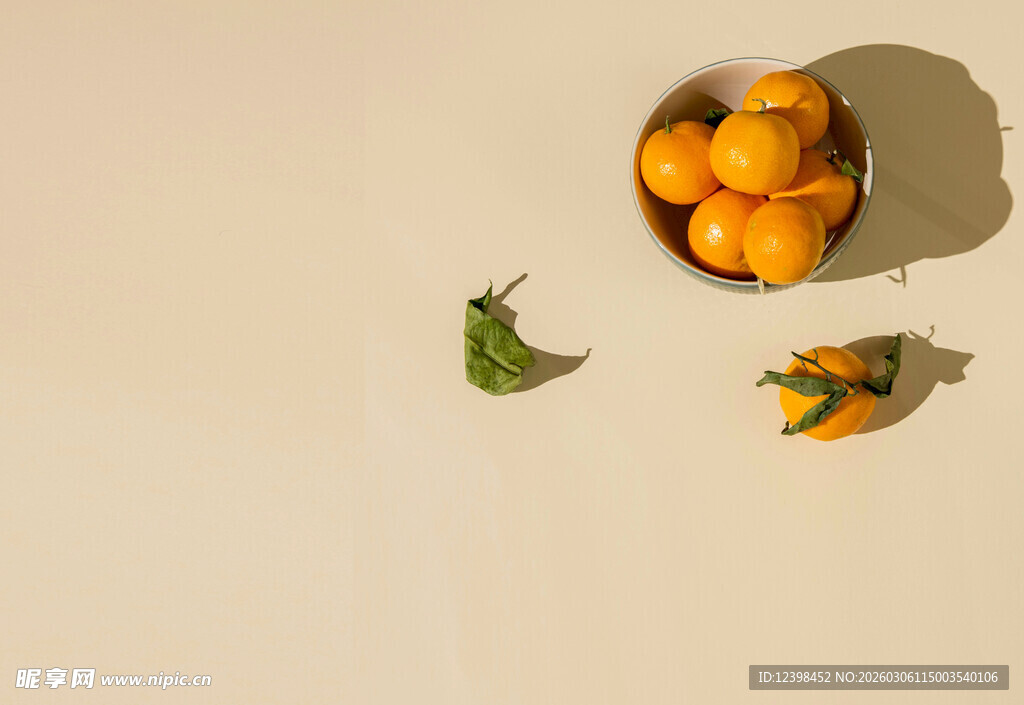 碗中金桔及散落青椒