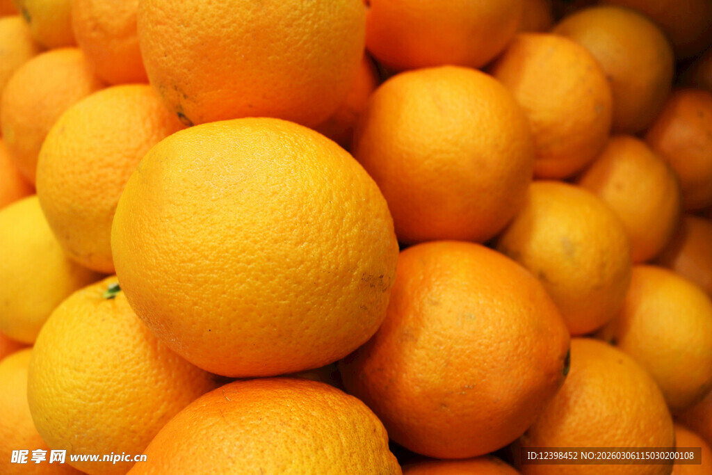 一堆饱满的新鲜橙子