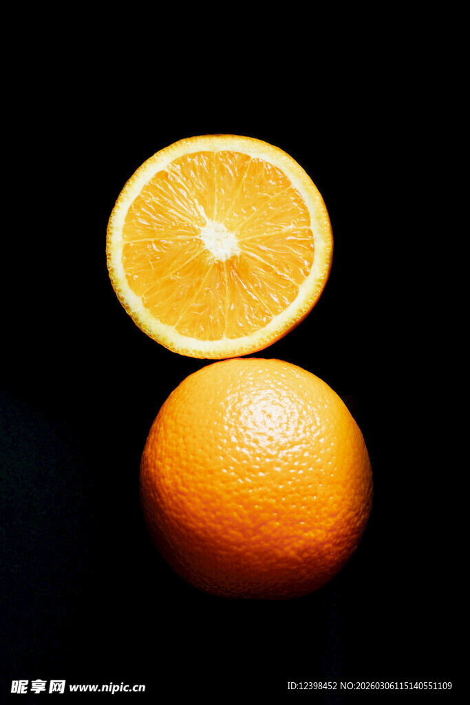 切开的橙子与完整橙子