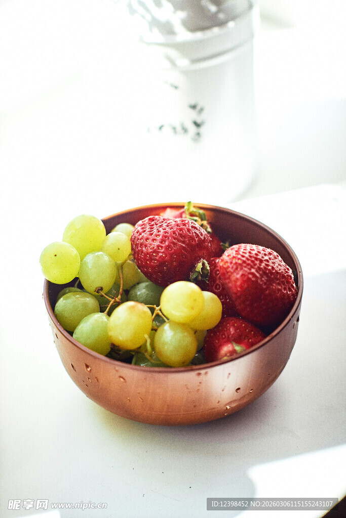 铜碗中的多彩新鲜水果