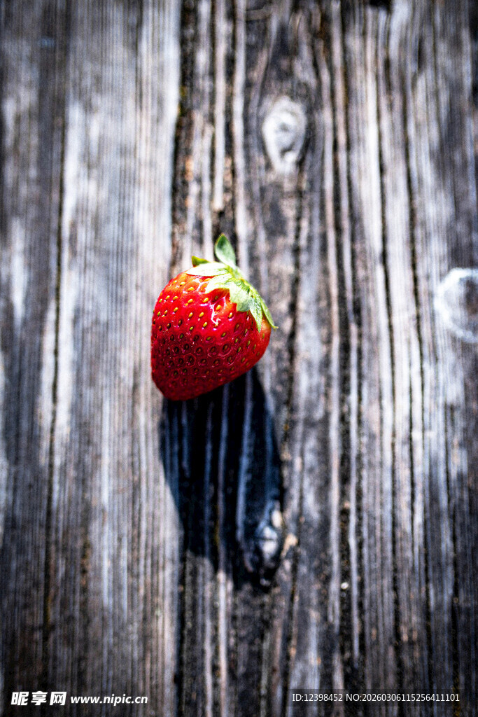 红草莓配黑底背景显质感