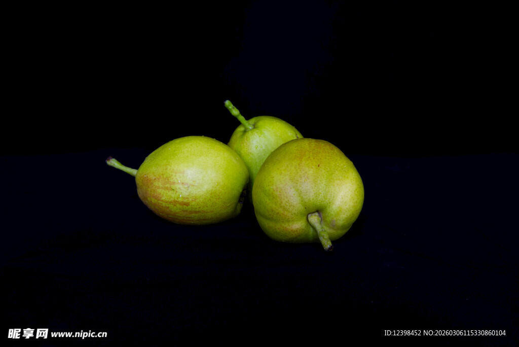 三颗青梨静物特写