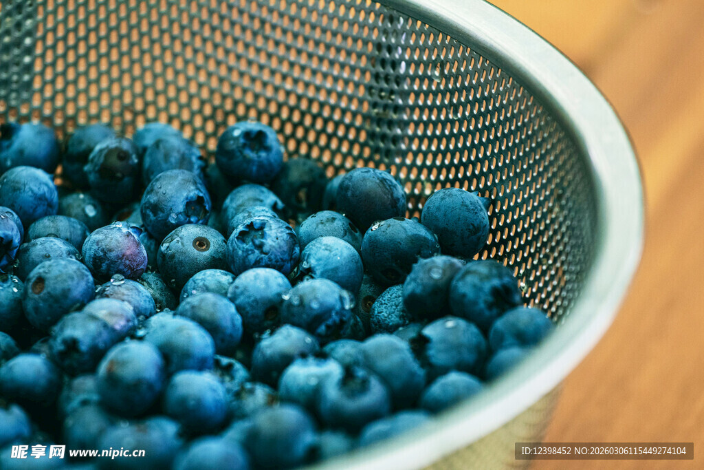 滤网中的新鲜蓝莓