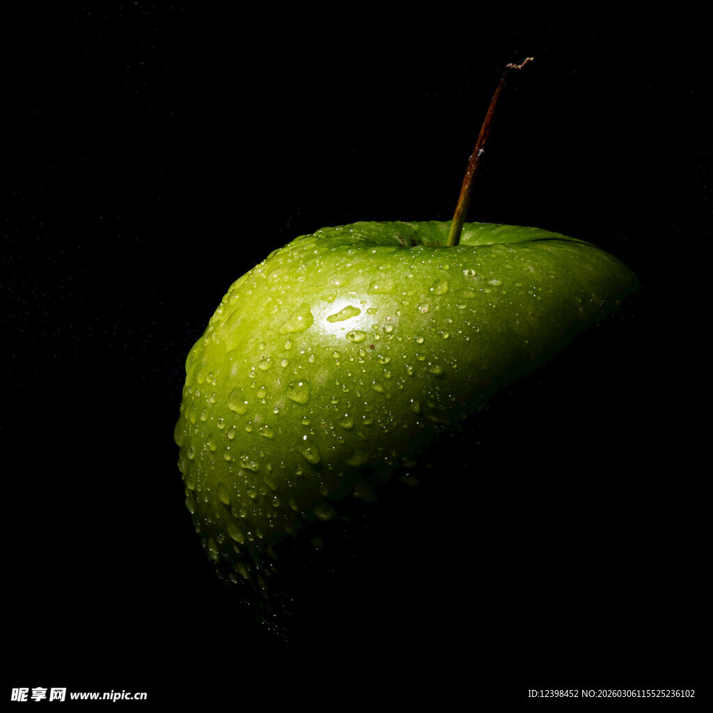 青苹果上的晶莹水珠