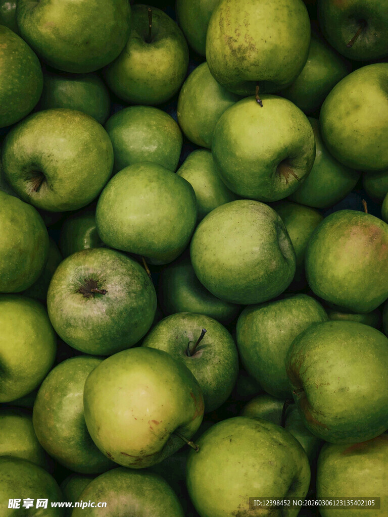 一堆青苹果特写