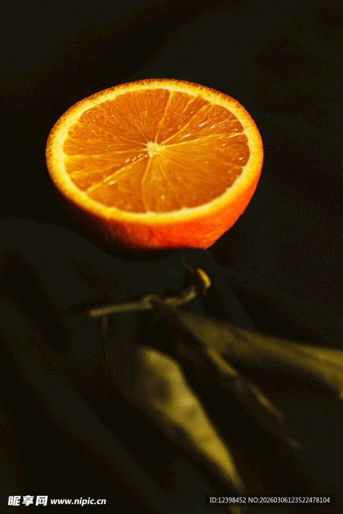 半片鲜橙的光影特写