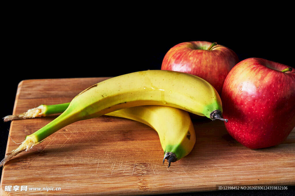 木砧板上的香蕉与苹果