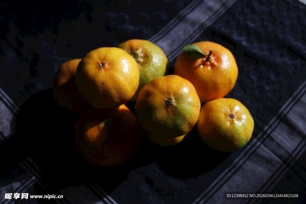 一堆新鲜的柑橘类水果