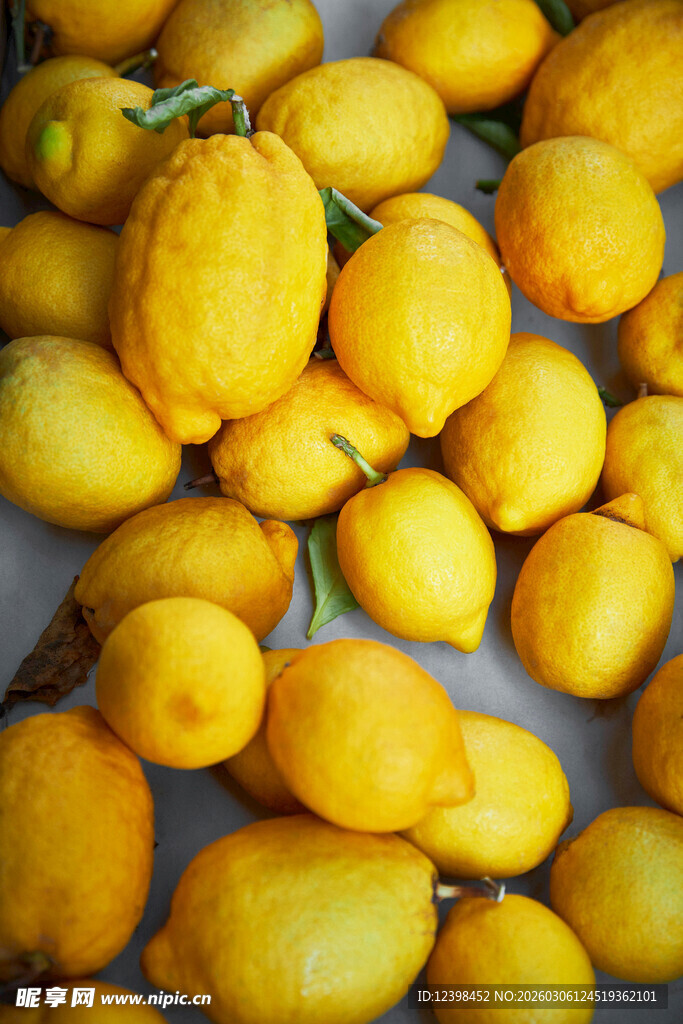 一堆鲜黄饱满的柠檬