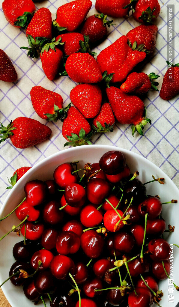 新鲜草莓与樱桃水果组合