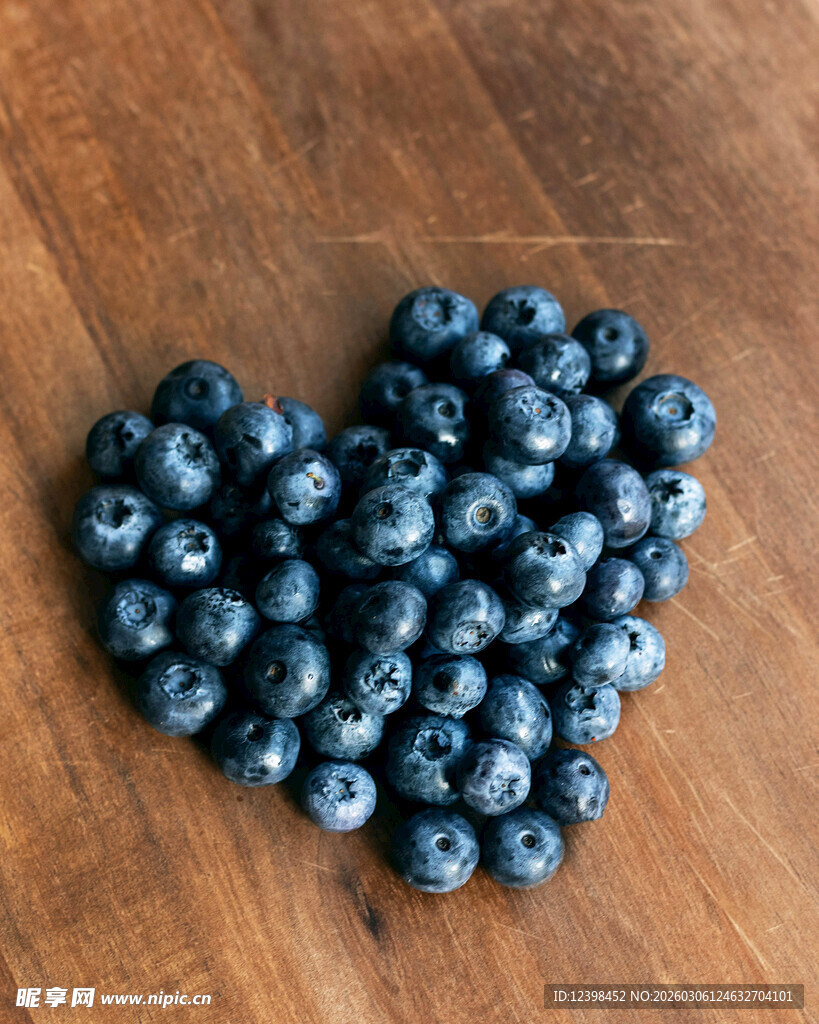 心形蓝莓摆放在木桌上