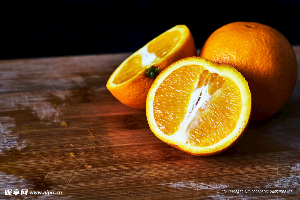 木桌上切开的新鲜橙子