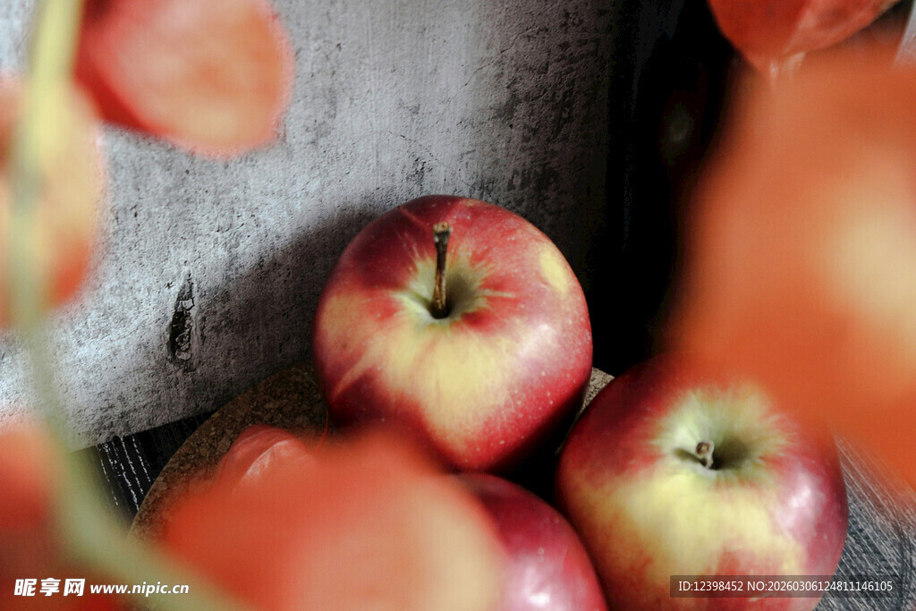 新鲜红苹果堆叠场景