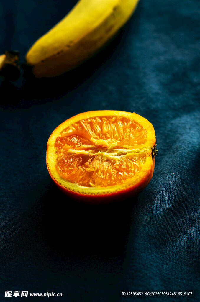 切开的橙子与香蕉