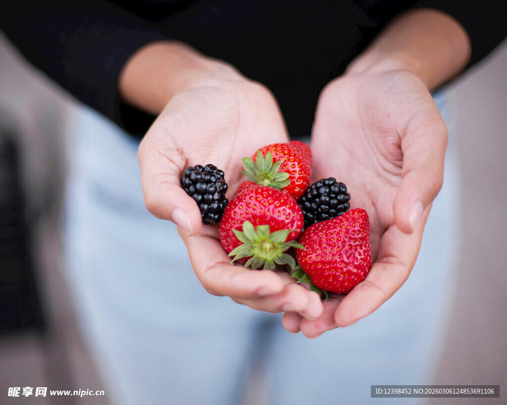 手中鲜莓