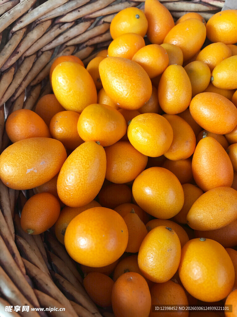 篮子里的金黄小番茄
