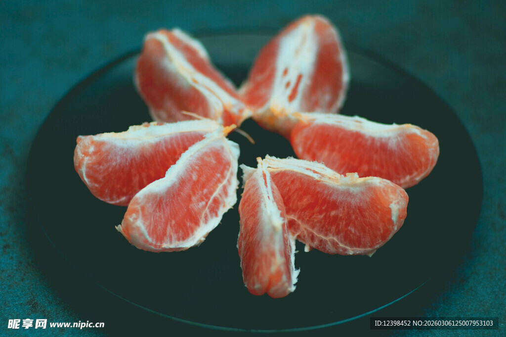 剥开的红心柚子果肉