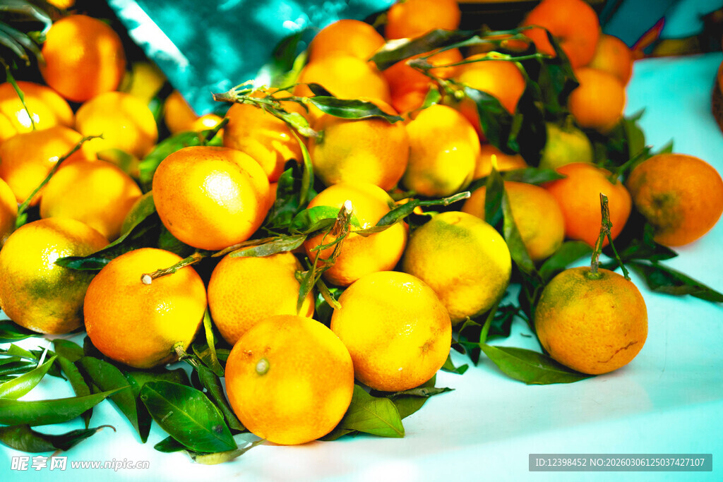 新鲜饱满的橘子堆叠在一起