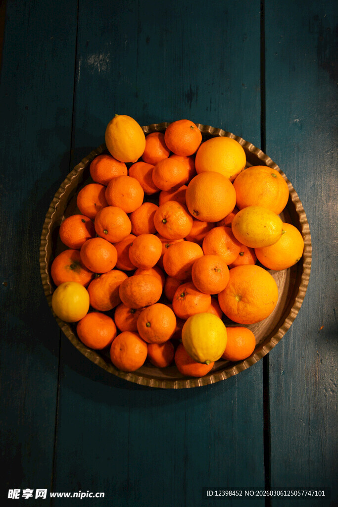篮子里的新鲜柑橘类水果
