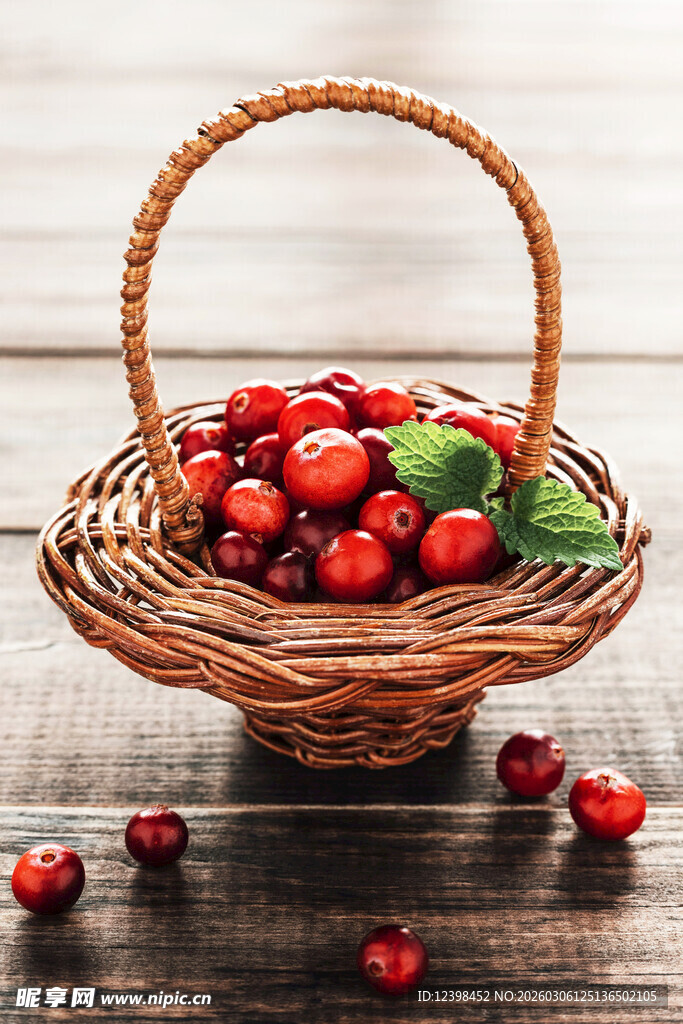 柳条篮中的新鲜红樱桃