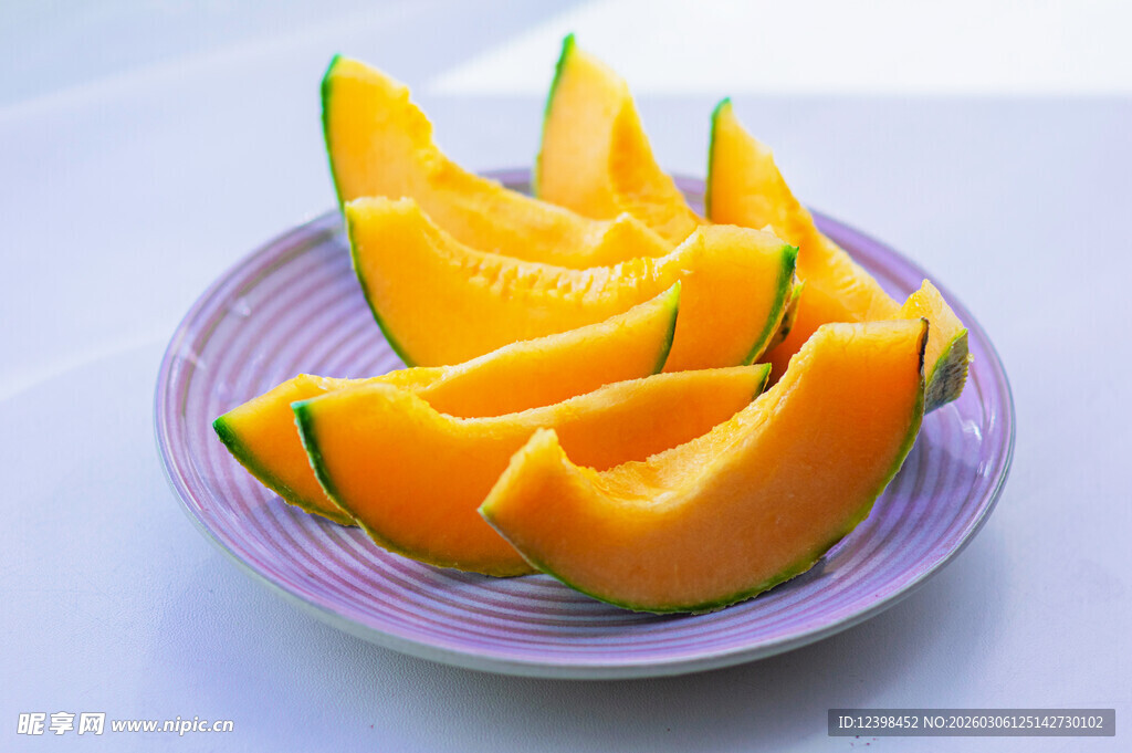 紫色盘上的切块香甜哈密瓜