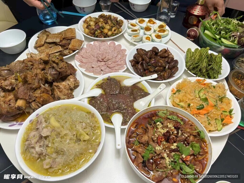 丰盛中式菜肴摆满一桌