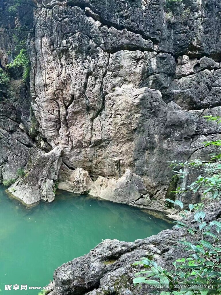 山间碧绿潭水峭壁环绕