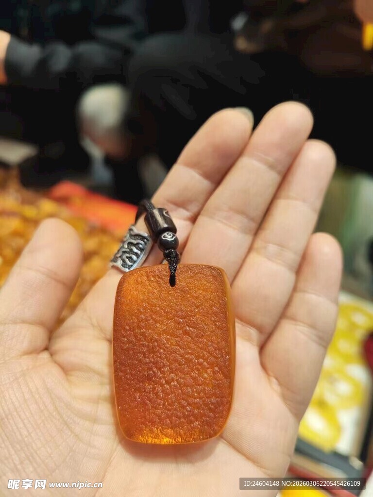 琥珀吊坠精美别致