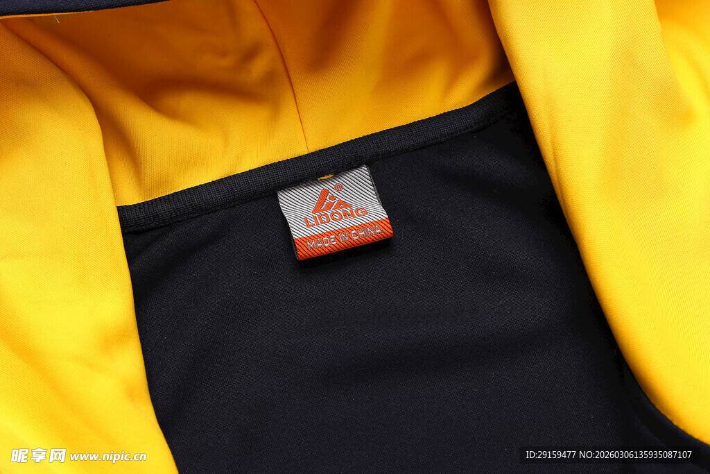 黄黑拼接衣物上的品牌标识