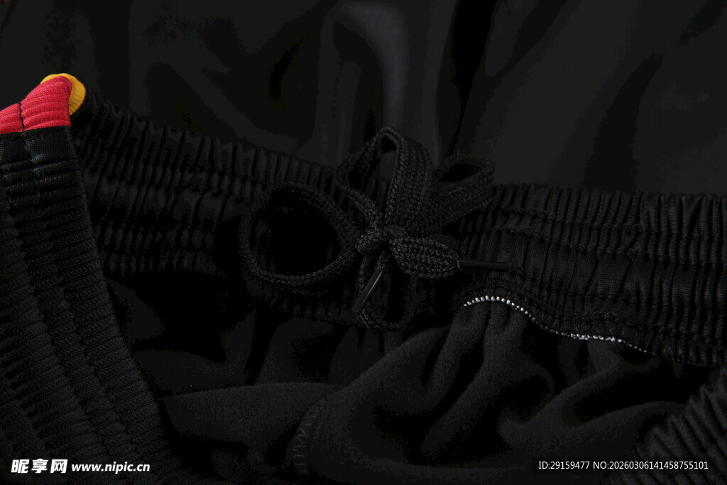 黑色衣物细节特写