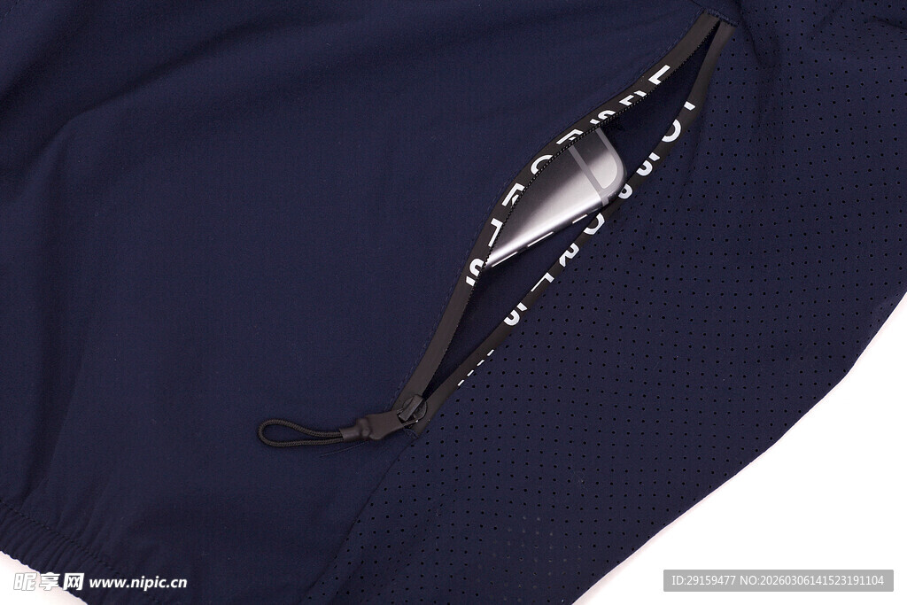 深蓝色衣物上的精美装饰