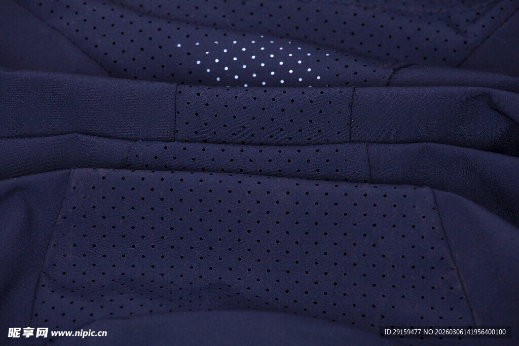 深蓝色衣物细节特写