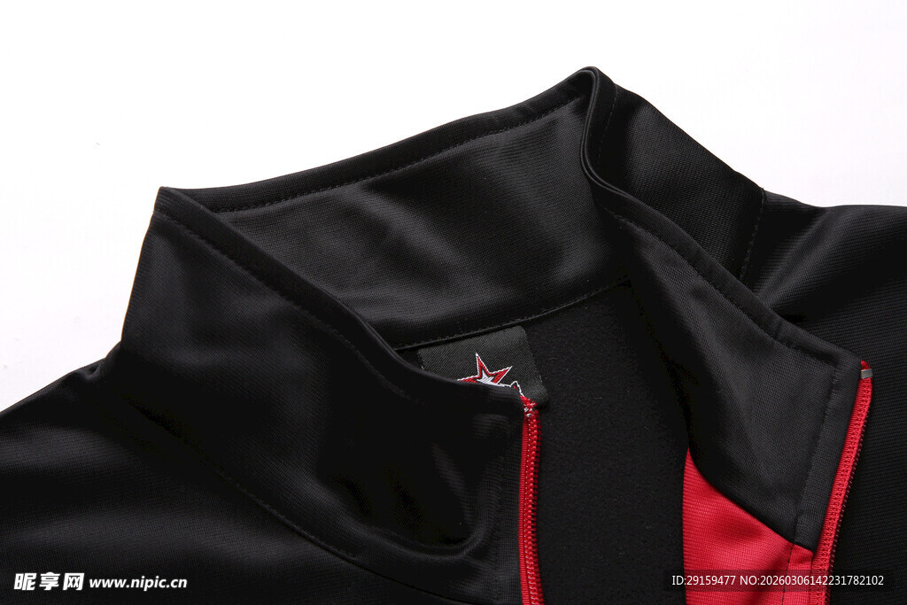 黑色红边拉链上衣细节