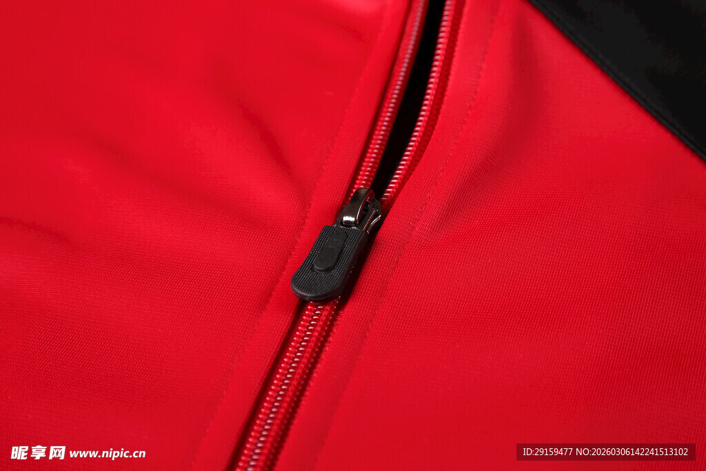 红色衣物拉链细节特写