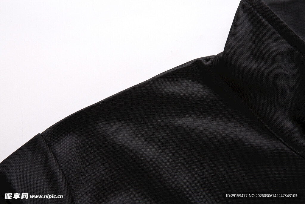 黑色皮衣肩部细节特写