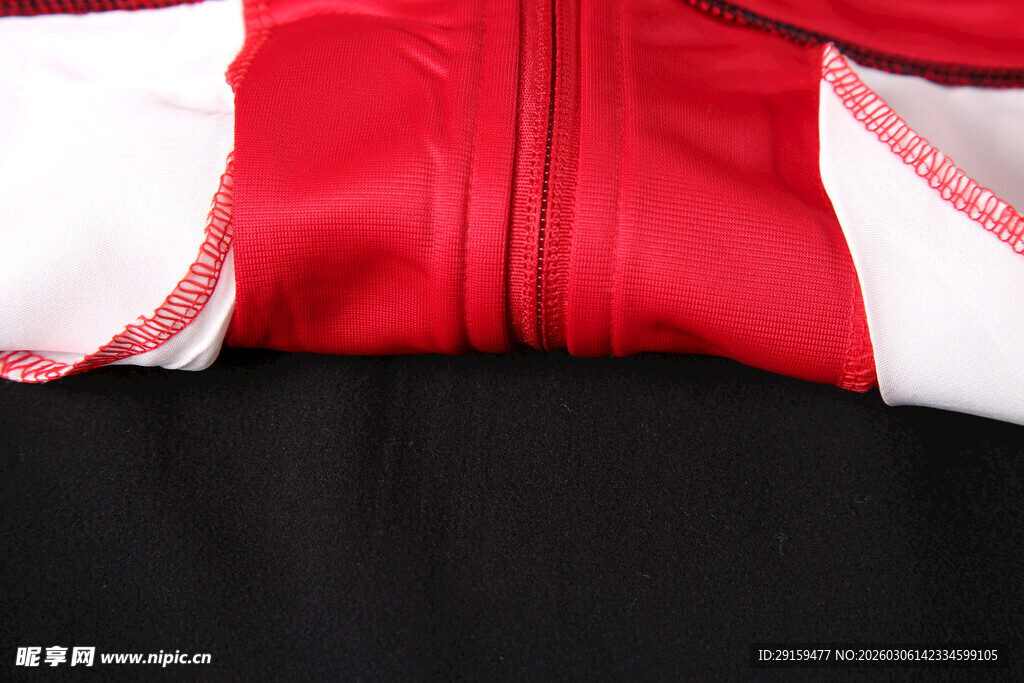 红白衣物拉链细节特写