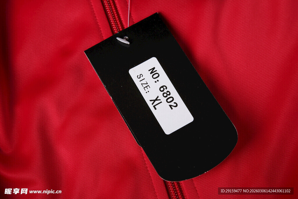 黑色吊牌标签特写