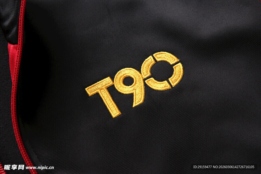 黑色衣物上的金色T90标志