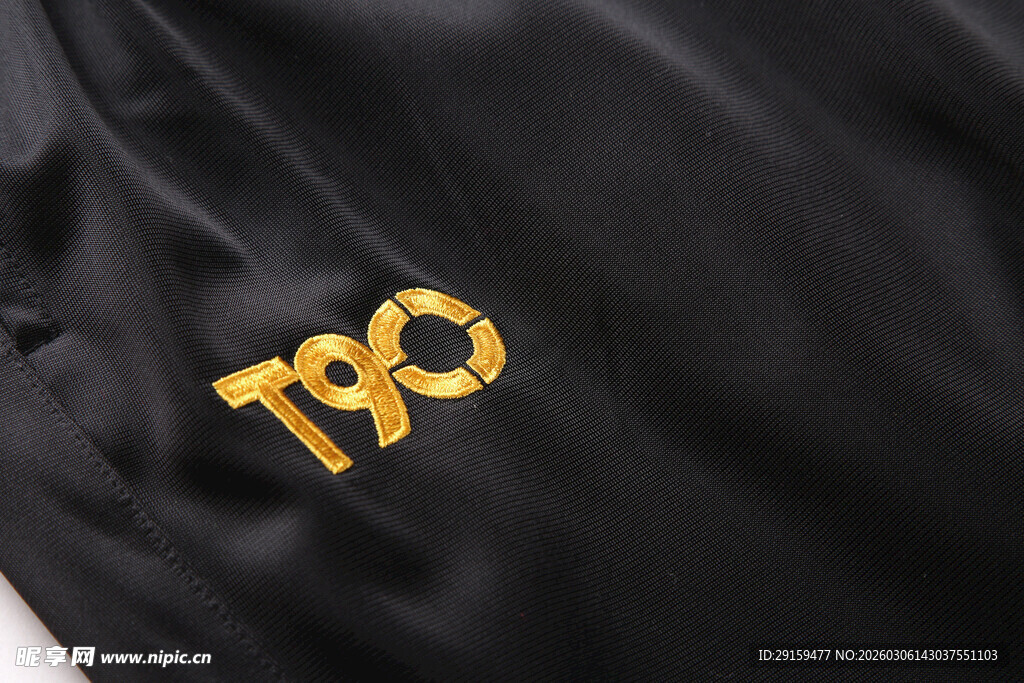 黑色衣物上的金色TPO标志