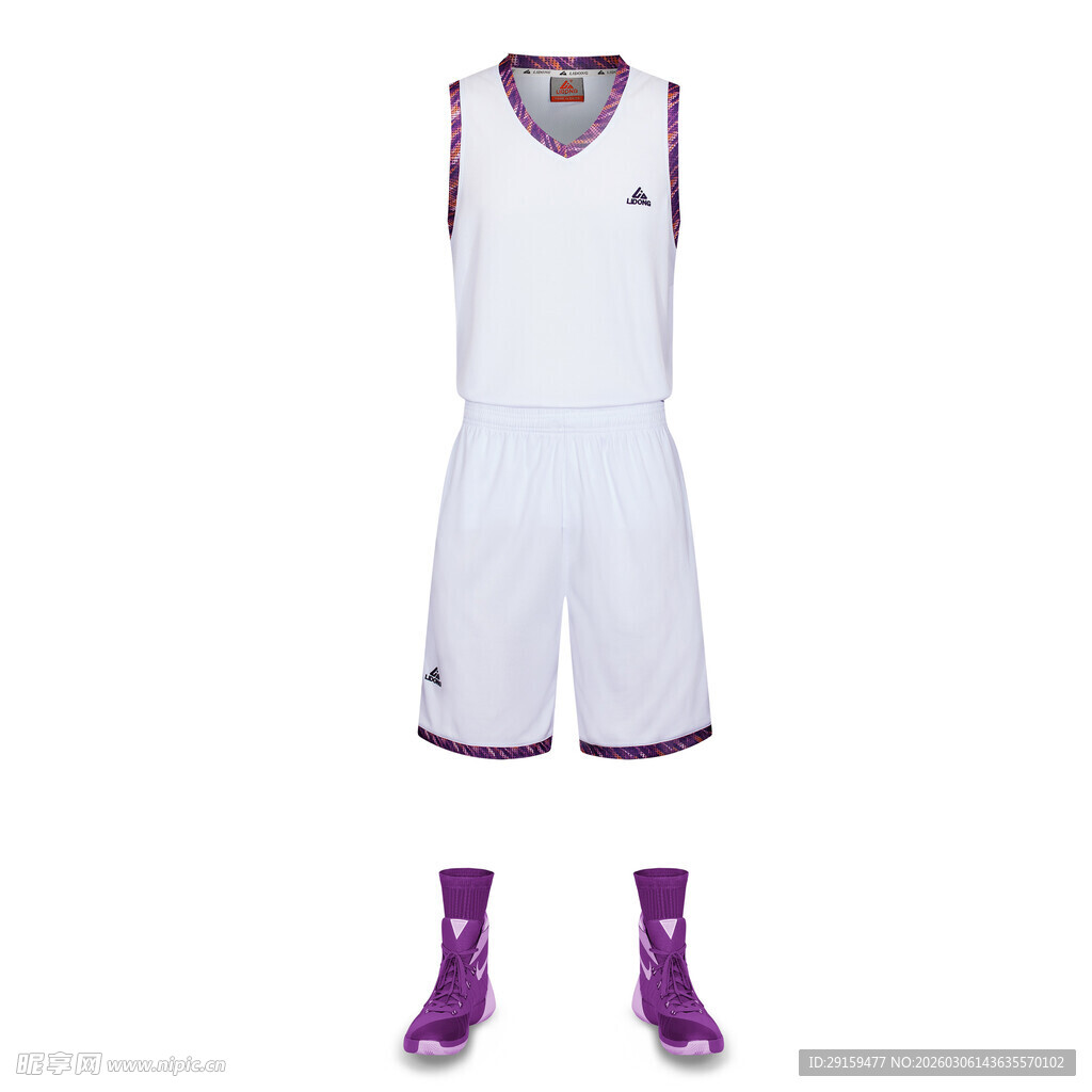 白色篮球运动套装及鞋袜