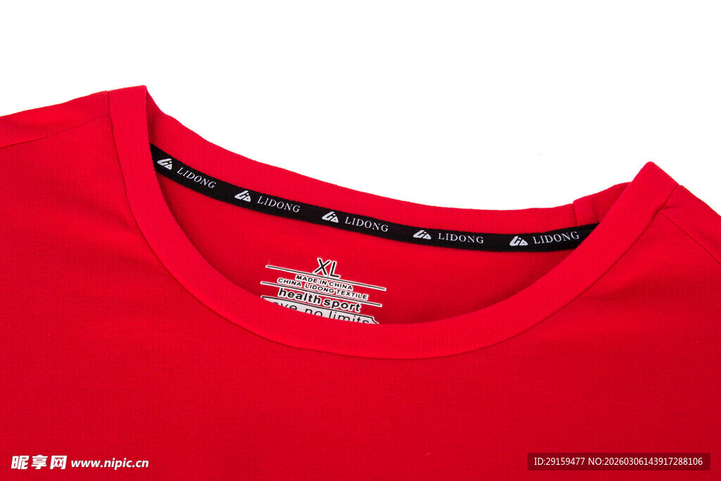 红色纯棉T恤领口特写