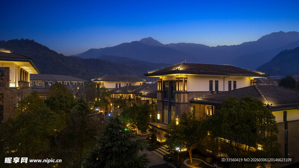 山间夜景别墅静谧美好