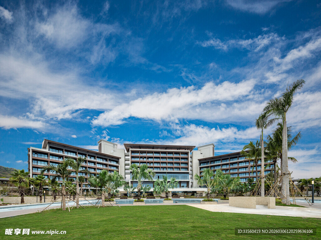 现代校园建筑与开阔草坪