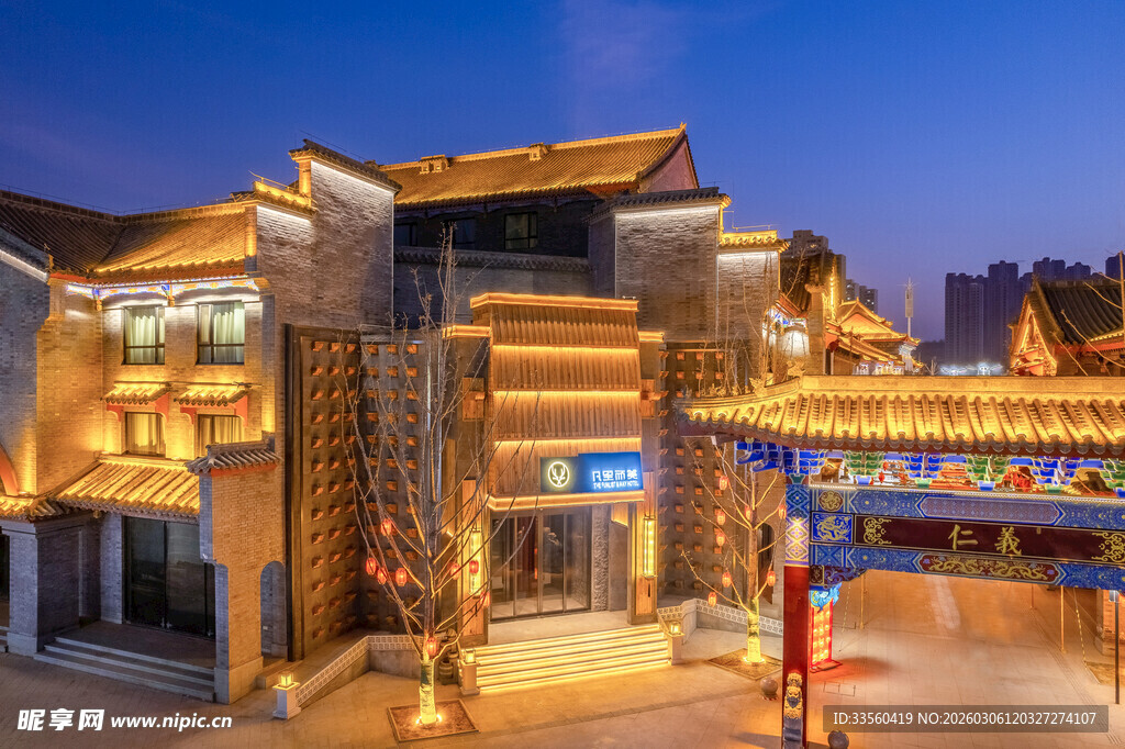 古街夜景灯火璀璨的中式建筑