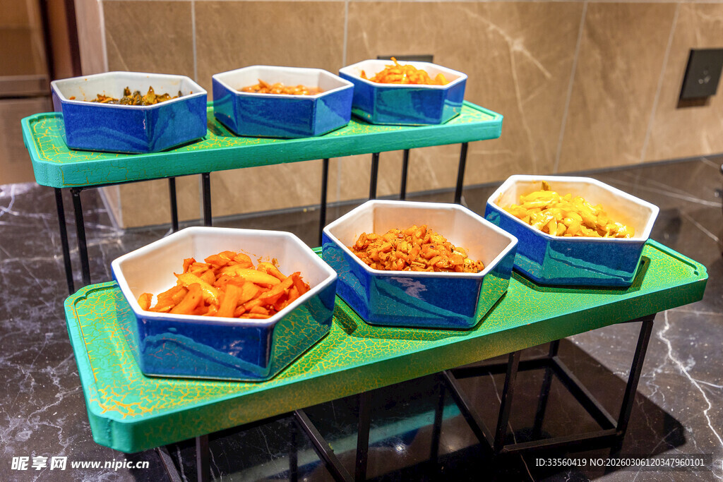 自助餐台上的多样美食